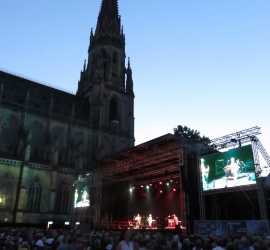 Foto © BezirksRundschau Joan Baez am Linzer Domplatz