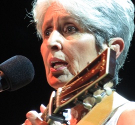 Foto © BezirksRundschau Joan Baez am Linzer Domplatz