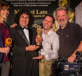 Michael Late erhält den Merlin Award in der Plus City Michael Late erhält den Merlin Award in der Plus City