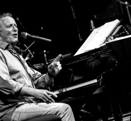 Konstantin Wecker am Linzer Domplatz